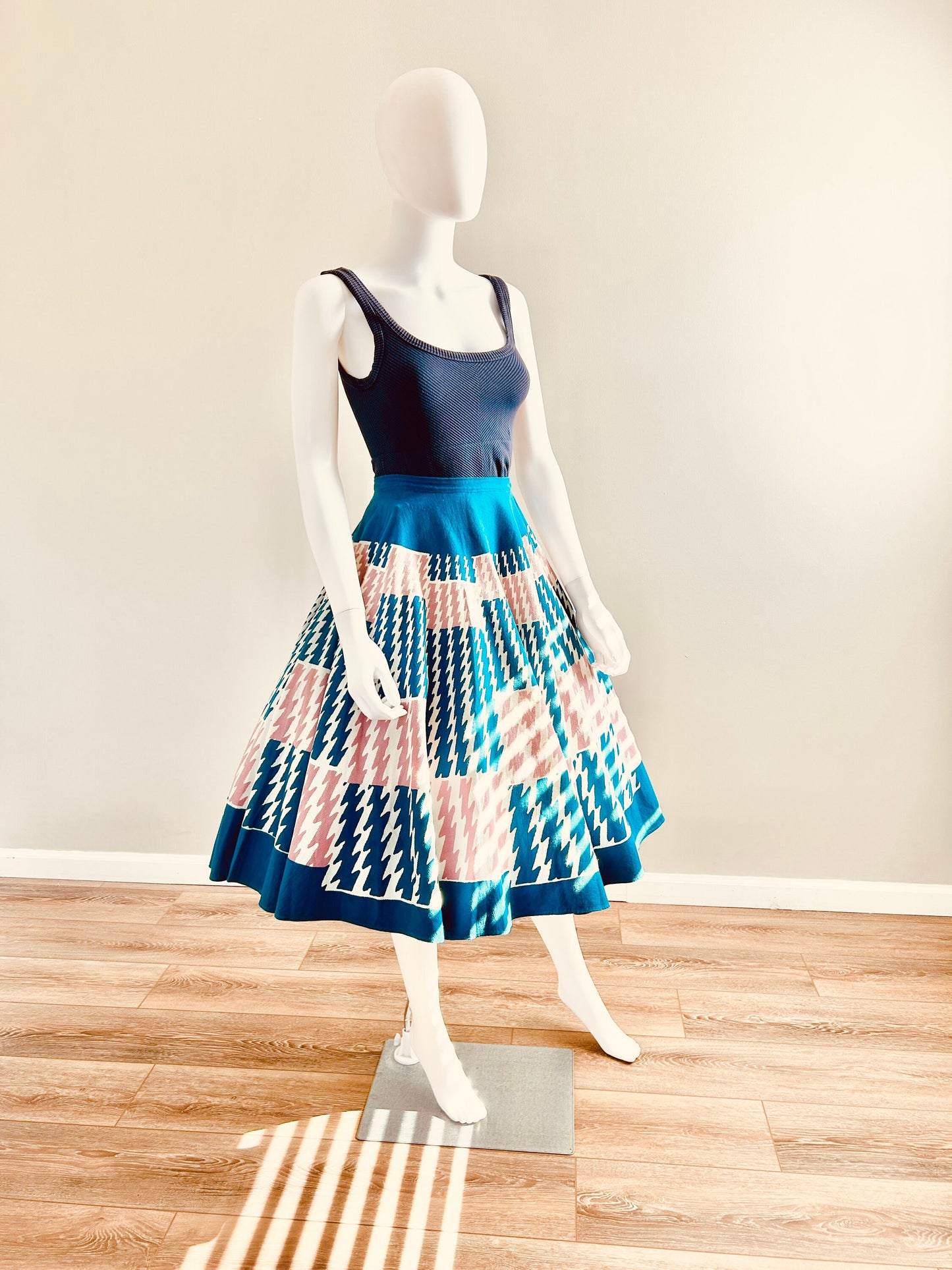 Vintage 1950s Circle Skirt / 50s retro houndstooth print skirt / Size XS