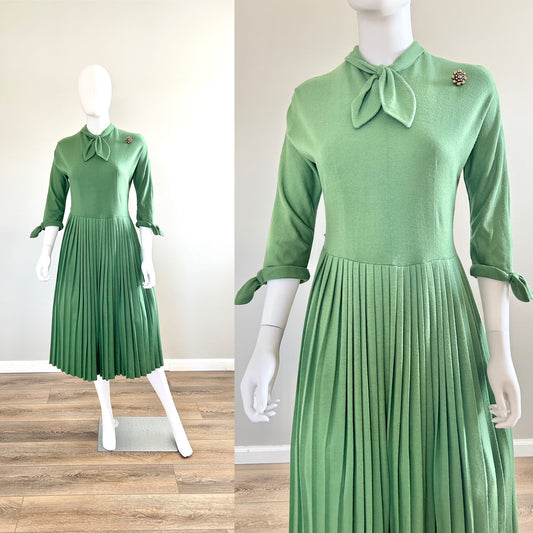 Vintage 1960s Green Plus Sized Knit Dress / 60s Retro Dress / Size XL