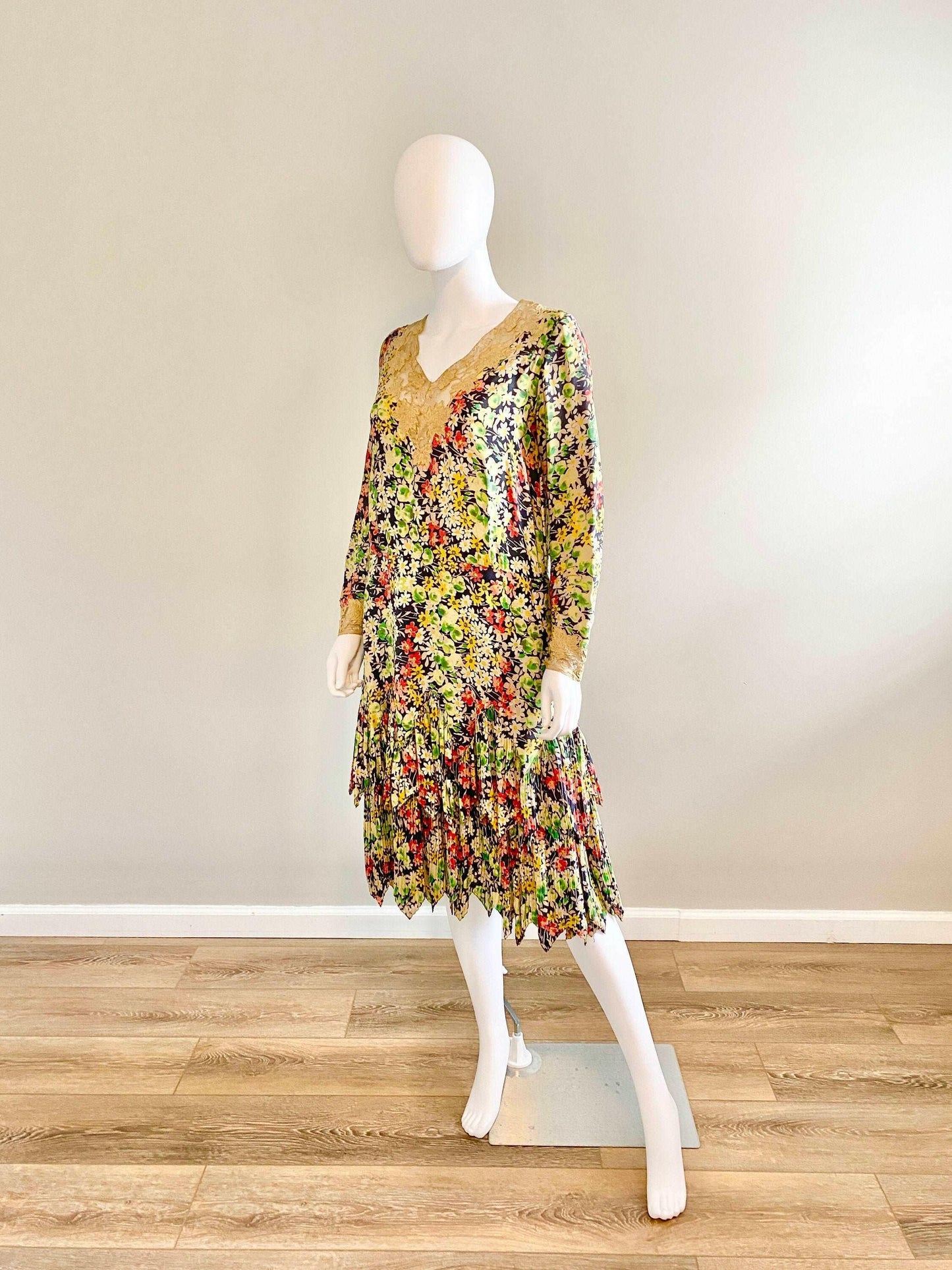 Vintage 1920s Silk Floral Dress / 20s retro day dress with matching purse / Size S