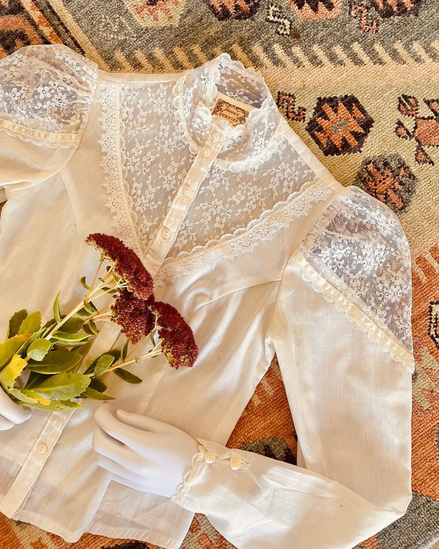 Vintage 1980s Gunne Sax Blouse / 80s Victorian revival white cotton lace puff sleeve prairie top Size XXS